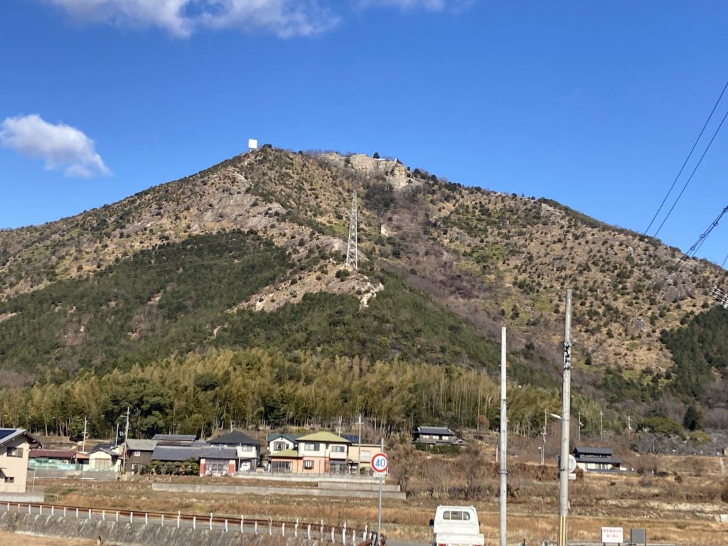 遠くからみた高御位山